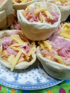 Una foto de Canastitas de salsa blanca, jamón y queso..!