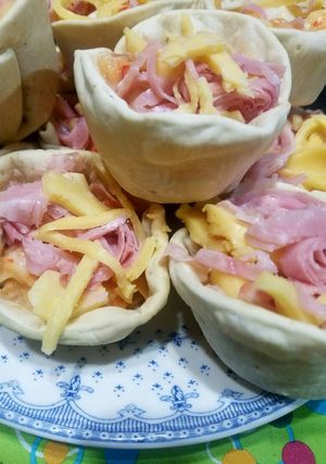 Una foto de Canastitas de salsa blanca, jamón y queso..!
