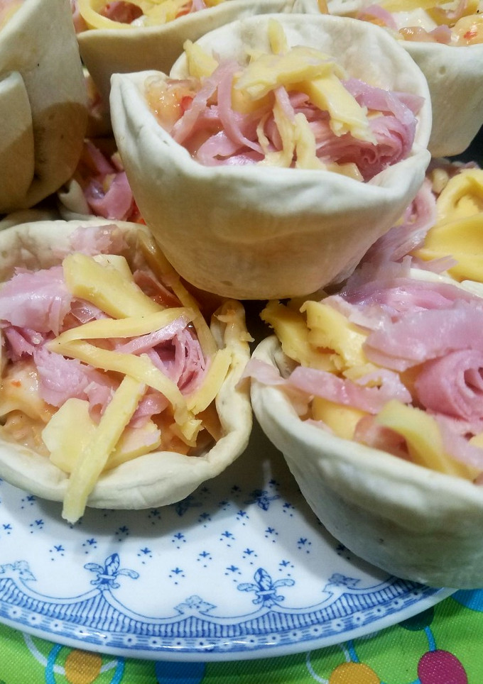 Una foto de Canastitas de salsa blanca, jamón y queso..!