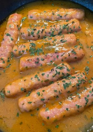 Una foto de Salchichas frescas en salsa