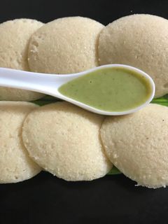 વધેલા ભાતની ઈડલી (Leftover Rice Idli Recipe In Gujarati) રેસીપી મુખ્ય ફોટો