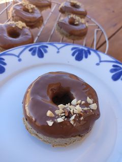 Una foto de Donuts de avena y plátano con chocolate
