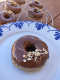 Una foto de Donuts de avena y plátano con chocolate