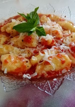 O poză a rețetei Gnocchi-Paste din cartofi, în sos de roșii cu busuioc.