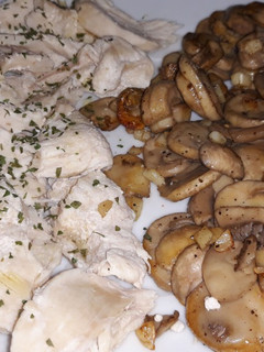 Una foto de Pollo hervido con champiñones