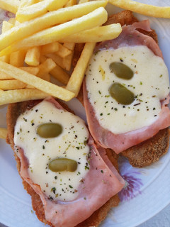 Una foto de Milanesas a la Napolitana con papas fritas