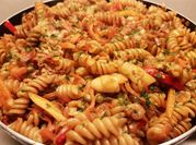 Una foto de fusilli con gambas