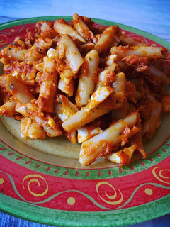 Una foto de Deliciosos macarrones a la marinera con exquisita salsa de tomate casera