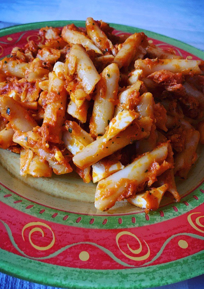 Una foto de Deliciosos macarrones a la marinera con exquisita salsa de tomate casera