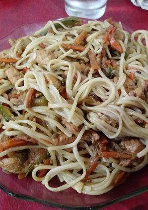 Una foto de Wok de pollo y fideos