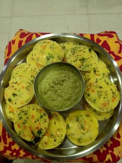 मूग डाळ इडली (Moong Dal Idli Recipe In Marathi) रेसिपी चे मुख्य फोटो