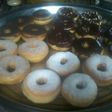 Donat white ring dengan glaze sederhana