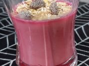 Una foto de panna cotta con frambuesa
