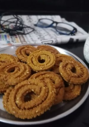 ઘઉં ના લોટ ની ચકરી (Wheat Flour Chakri Recipe In Gujarati) રેસીપી મુખ્ય ફોટો