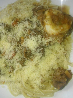 Una foto de Estofado de osobuco con fideo tallarin 🍝