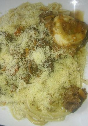 Una foto de Estofado de osobuco con fideo tallarin 🍝