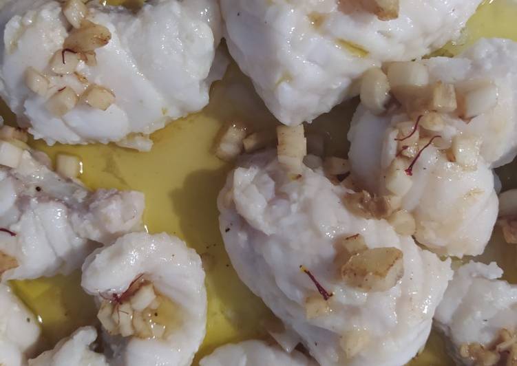 Rape con ajo y azafrán