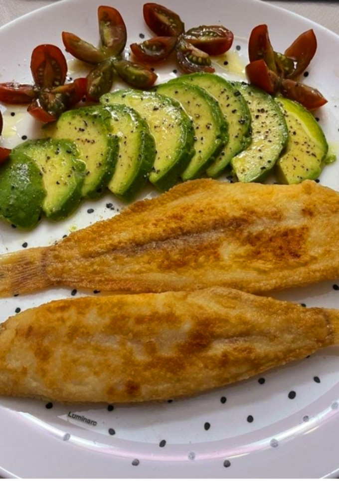 Una foto de Lenguado frito con guarnición