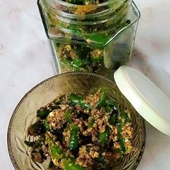 A picture of Green Chilli pickle.