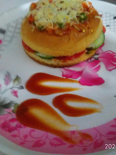 ડોમીનોસ સ્ટાઈલ પિઝા બર્ગર (Pizza Burger Recipe In Gujarati) રેસીપી મુખ્ય ફોટો