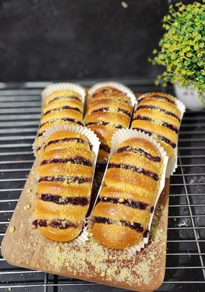 Foto resep 363. Banana & Cream Cheese-filled Bread with Blueberry Crumble Topping