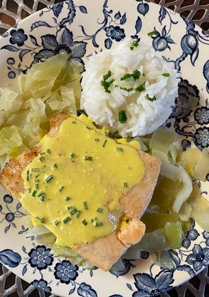 Une photo de Truite, embeurrée de chou, riz et sauce safranée au vin blanc