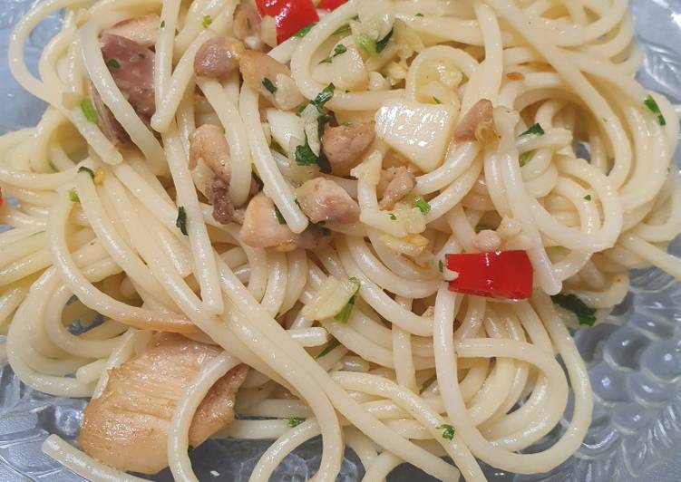 Recipe: Delicious Spaghetti Aglio e olio with Chicken