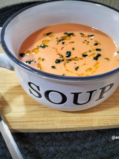 Una foto de Sopa fría de tomate cherry