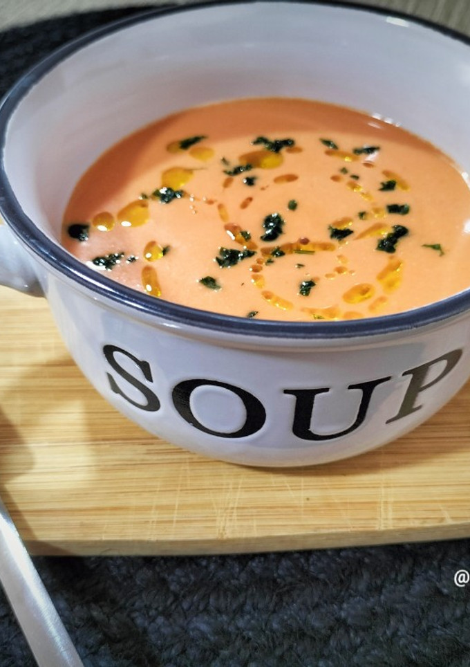 Una foto de Sopa fría de tomate cherry