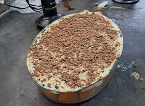 Una foto de Tiramisú de vainillas, crema chantilly, dulce de leche y queso crema