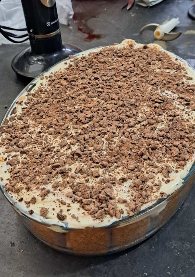 Una foto de Tiramisú de vainillas, crema chantilly, dulce de leche y queso crema
