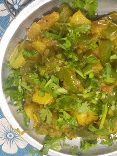 சிம்லா மிர்ச் ஆலு கிரேவி (Simla mirch aloo gravy recipe in tamil செய்முறை முக்கிய புகைப்படம்