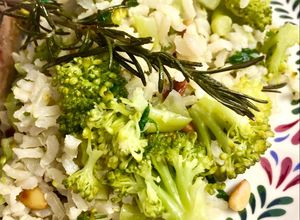 Foto de Arroz integral com brócolis e pinoli