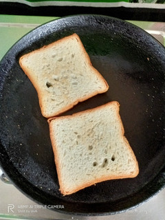 சிம்பிள் பிரட் டோஸ்ட்(Simple bread toast recipe in tamil) செய்முறை முக்கிய புகைப்படம்