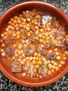 Una foto de Garbanzos trufados con costillas y níscalos