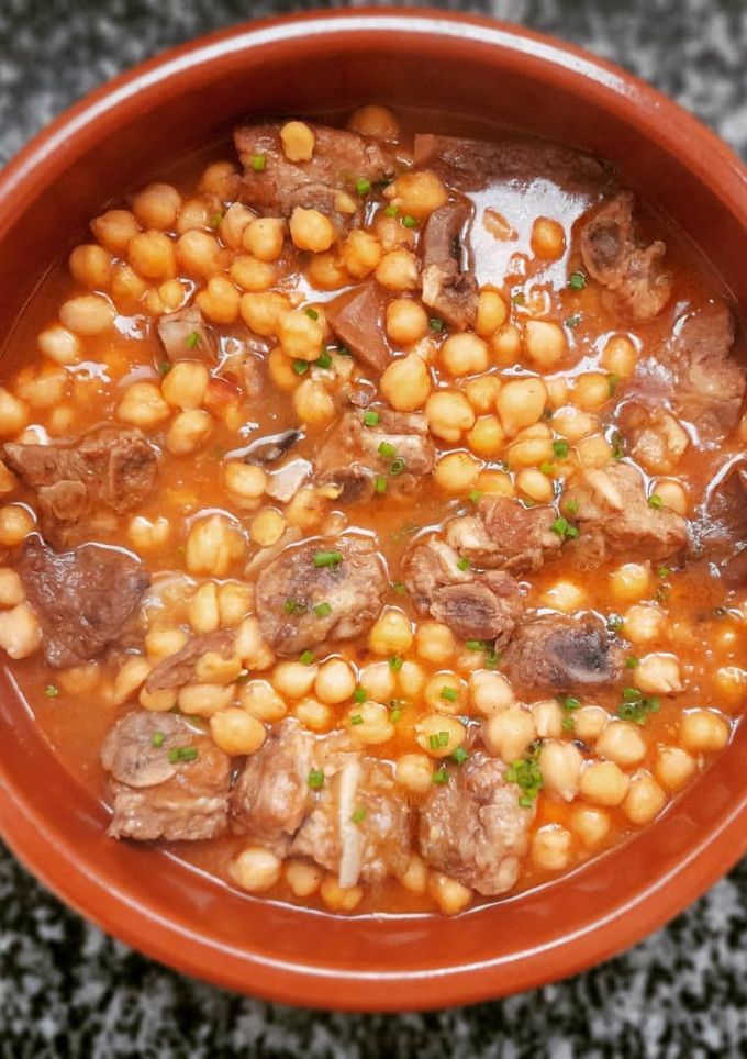 Una foto de Garbanzos trufados con costillas y níscalos