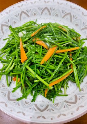 蒜炒水蓮紅蘿蔔 的食譜成品照片