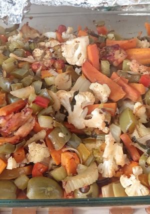 Una foto de Pollo al horno con verduras