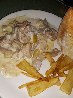Una foto de Pechuga de pollo en salsa de queso