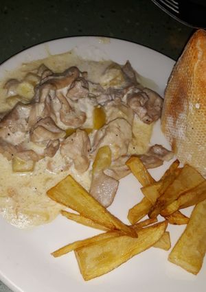Una foto de Pechuga de pollo en salsa de queso
