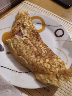 Una foto de Tortilla de calabacín con jamón York y cheddar
