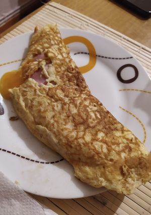 Una foto de Tortilla de calabacín con jamón York y cheddar