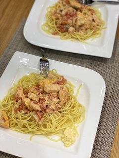 Hình của món Mỳ ý cá hồi sốt kem cà chua.