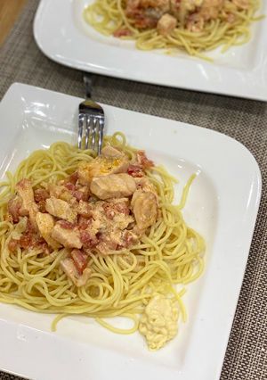 Hình của món Mỳ ý cá hồi sốt kem cà chua.