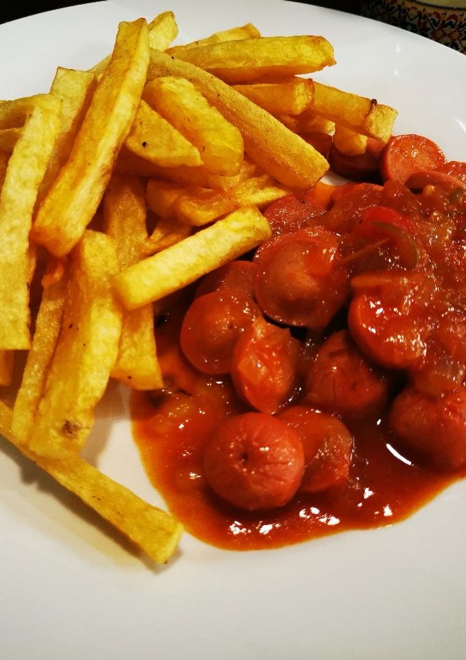 Una foto de Salchichas Guisadas con Papas Fritas