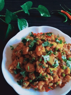 ફુલાવર વટાણા બટાકા નું શાક (Cauliflower Peas Potato Sabji Recipe In Gujarati) રેસીપી મુખ્ય ફોટો