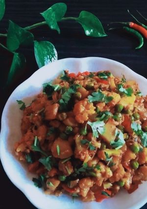 ફુલાવર વટાણા બટાકા નું શાક (Cauliflower Peas Potato Sabji Recipe In Gujarati) રેસીપી મુખ્ય ફોટો
