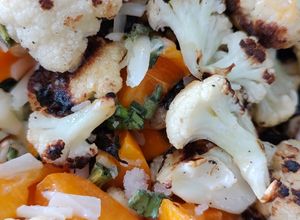 Una foto de Ensalada de coliflor y caqui