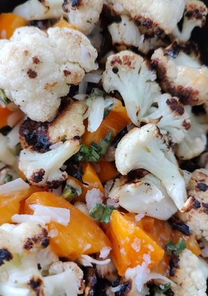 Una foto de Ensalada de coliflor y caqui