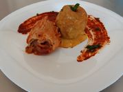 Una foto de cerdo con salsa de ciruelas